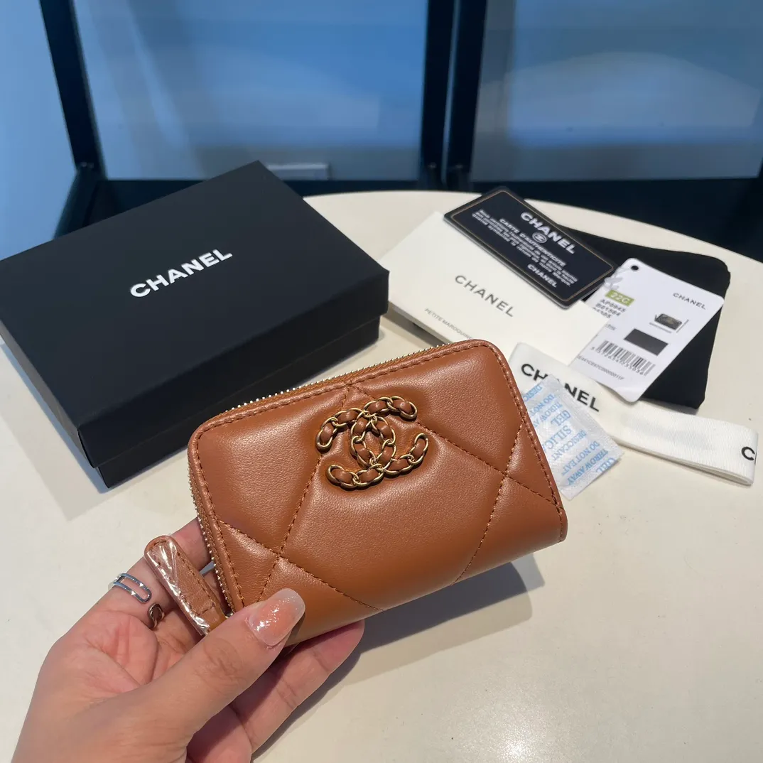 💰300😊 Upgraded version💋🆕 Ohanel new color🆕The latest zipper card holder, the texture of goatskin is invincible 😼The 19 series mainly promoted this season is the big rhombus, with a strong retro style👝Is there anyone who wants to buy each color🧸 The logo is eye-catching and unique, the goatskin has a light luster, and the temperament instantly ups and downs❣The fashionable style and style are also jointly created by Karl and Viard. The first series launched by the new artistic director will be a key recommendation of the brand from this year to next year, conveying the essence of the brand, with a full set of packaging 0945🍃size: 11.5*8cm