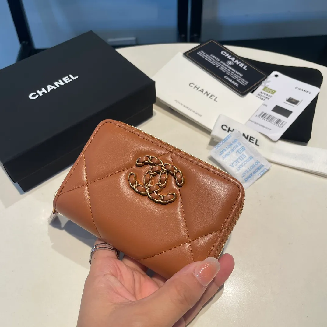 💰300😊 Upgraded version💋🆕 Ohanel new color🆕The latest zipper card holder, the texture of goatskin is invincible 😼The 19 series mainly promoted this season is the big rhombus, with a strong retro style👝Is there anyone who wants to buy each color🧸 The logo is eye-catching and unique, the goatskin has a light luster, and the temperament instantly ups and downs❣The fashionable style and style are also jointly created by Karl and Viard. The first series launched by the new artistic director will be a key recommendation of the brand from this year to next year, conveying the essence of the brand, with a full set of packaging 0945🍃size: 11.5*8cm