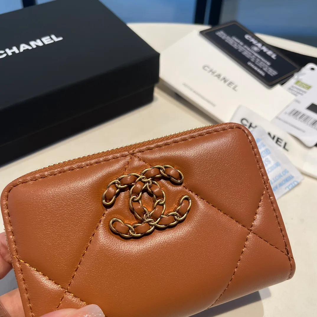 💰300😊 Upgraded version💋🆕 Ohanel new color🆕The latest zipper card holder, the texture of goatskin is invincible 😼The 19 series mainly promoted this season is the big rhombus, with a strong retro style👝Is there anyone who wants to buy each color🧸 The logo is eye-catching and unique, the goatskin has a light luster, and the temperament instantly ups and downs❣The fashionable style and style are also jointly created by Karl and Viard. The first series launched by the new artistic director will be a key recommendation of the brand from this year to next year, conveying the essence of the brand, with a full set of packaging 0945🍃size: 11.5*8cm