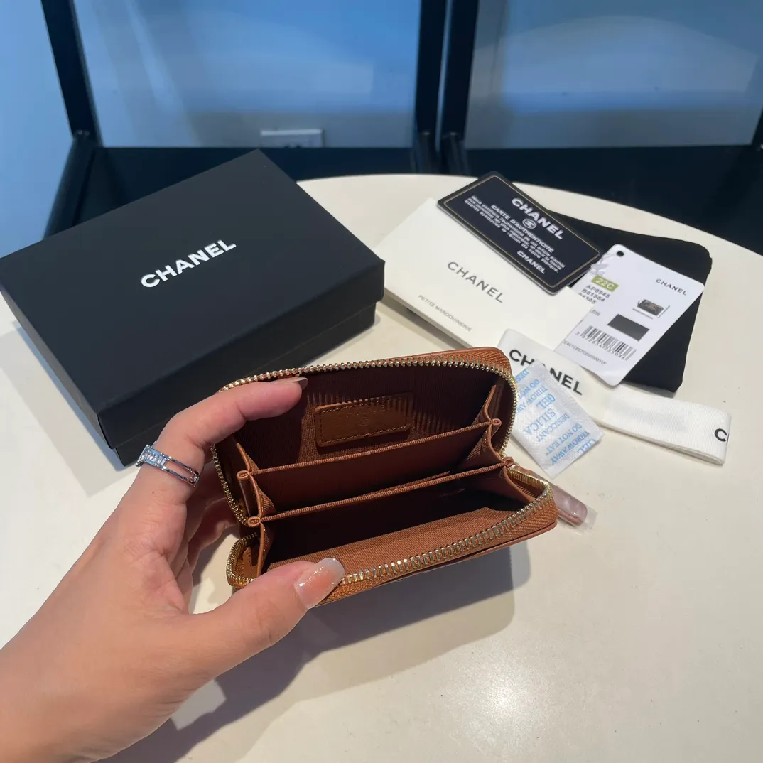 💰300😊 Upgraded version💋🆕 Ohanel new color🆕The latest zipper card holder, the texture of goatskin is invincible 😼The 19 series mainly promoted this season is the big rhombus, with a strong retro style👝Is there anyone who wants to buy each color🧸 The logo is eye-catching and unique, the goatskin has a light luster, and the temperament instantly ups and downs❣The fashionable style and style are also jointly created by Karl and Viard. The first series launched by the new artistic director will be a key recommendation of the brand from this year to next year, conveying the essence of the brand, with a full set of packaging 0945🍃size: 11.5*8cm
