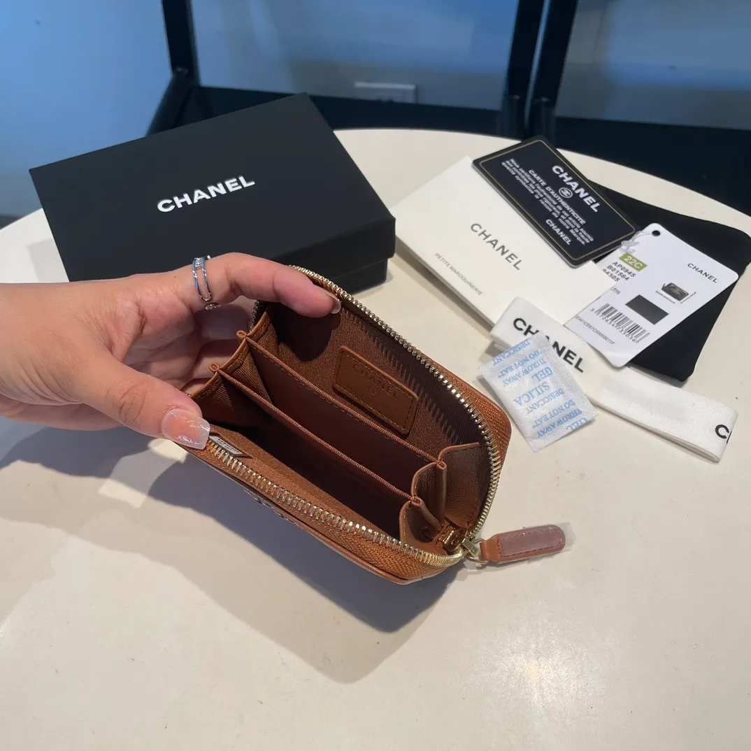 💰300😊 Upgraded version💋🆕 Ohanel new color🆕The latest zipper card holder, the texture of goatskin is invincible 😼The 19 series mainly promoted this season is the big rhombus, with a strong retro style👝Is there anyone who wants to buy each color🧸 The logo is eye-catching and unique, the goatskin has a light luster, and the temperament instantly ups and downs❣The fashionable style and style are also jointly created by Karl and Viard. The first series launched by the new artistic director will be a key recommendation of the brand from this year to next year, conveying the essence of the brand, with a full set of packaging 0945🍃size: 11.5*8cm