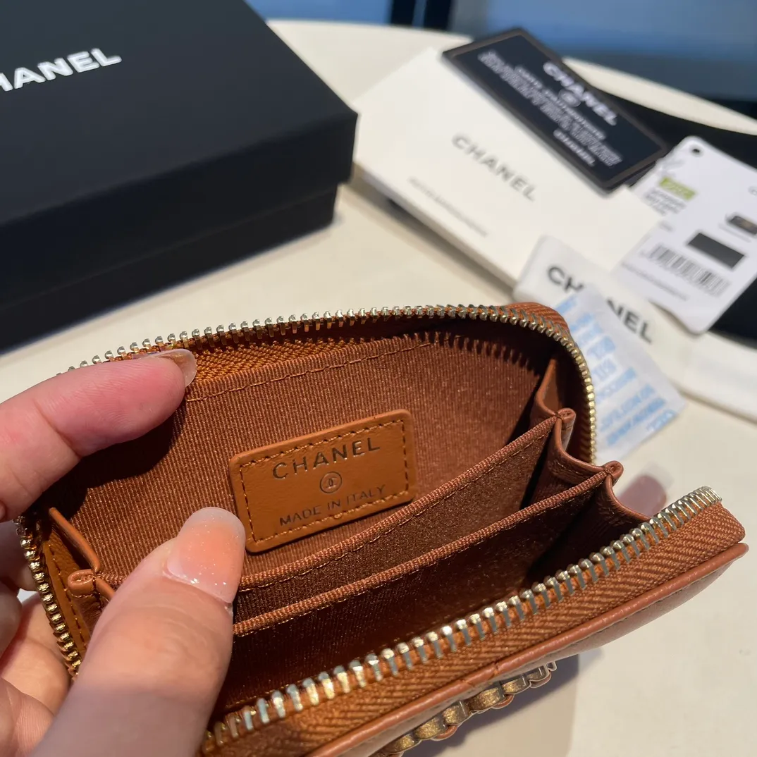 💰300😊 Upgraded version💋🆕 Ohanel new color🆕The latest zipper card holder, the texture of goatskin is invincible 😼The 19 series mainly promoted this season is the big rhombus, with a strong retro style👝Is there anyone who wants to buy each color🧸 The logo is eye-catching and unique, the goatskin has a light luster, and the temperament instantly ups and downs❣The fashionable style and style are also jointly created by Karl and Viard. The first series launched by the new artistic director will be a key recommendation of the brand from this year to next year, conveying the essence of the brand, with a full set of packaging 0945🍃size: 11.5*8cm