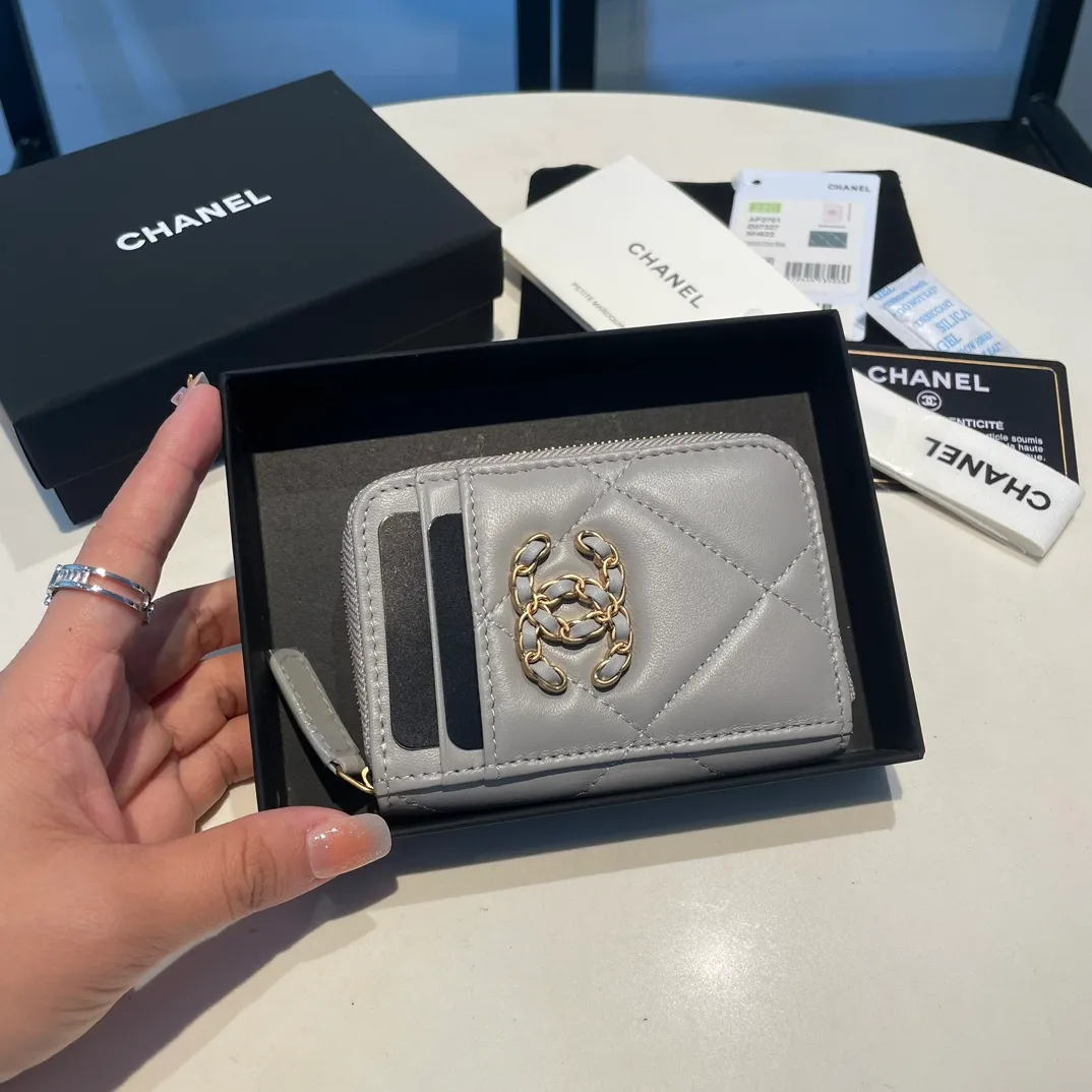 💰320😊Upgraded version💋🆕Ohanel new color🆕The latest zipper card holder with multiple card slots. The texture of goatskin is unparalleled. 😼The 19 series that is mainly recommended this season is a big rhombus with a strong retro style. I want to buy every color🧸 The logo is eye-catching and unique, the goatskin has a faint luster, and the temperament instantly ups and downs❣The fashionable style and style are also jointly created by Karl and Viard. The first series launched by the new artistic director will be a key recommendation of the brand from this year to next year, conveying the essence of the brand, with a full set of packaging 2701🍃size: 7.5*11cm