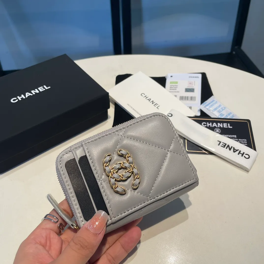 💰320😊Upgraded version💋🆕Ohanel new color🆕The latest zipper card holder with multiple card slots. The texture of goatskin is unparalleled. 😼The 19 series that is mainly recommended this season is a big rhombus with a strong retro style. I want to buy every color🧸 The logo is eye-catching and unique, the goatskin has a faint luster, and the temperament instantly ups and downs❣The fashionable style and style are also jointly created by Karl and Viard. The first series launched by the new artistic director will be a key recommendation of the brand from this year to next year, conveying the essence of the brand, with a full set of packaging 2701🍃size: 7.5*11cm