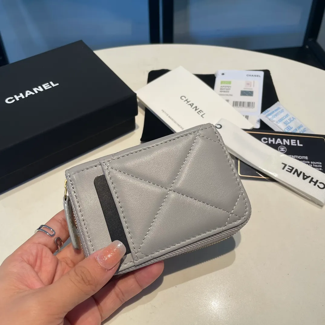 💰320😊Upgraded version💋🆕Ohanel new color🆕The latest zipper card holder with multiple card slots. The texture of goatskin is unparalleled. 😼The 19 series that is mainly recommended this season is a big rhombus with a strong retro style. I want to buy every color🧸 The logo is eye-catching and unique, the goatskin has a faint luster, and the temperament instantly ups and downs❣The fashionable style and style are also jointly created by Karl and Viard. The first series launched by the new artistic director will be a key recommendation of the brand from this year to next year, conveying the essence of the brand, with a full set of packaging 2701🍃size: 7.5*11cm