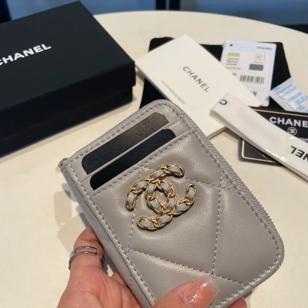 💰320😊Upgraded version💋🆕Ohanel new color🆕The latest zipper card holder with multiple card slots. The texture of goatskin is unparalleled. 😼The 19 series that is mainly recommended this season is a big rhombus with a strong retro style. I want to buy every color🧸 The logo is eye-catching and unique, the goatskin has a faint luster, and the temperament instantly ups and downs❣The fashionable style and style are also jointly created by Karl and Viard. The first series launched by the new artistic director will be a key recommendation of the brand from this year to next year, conveying the essence of the brand, with a full set of packaging 2701🍃size: 7.5*11cm