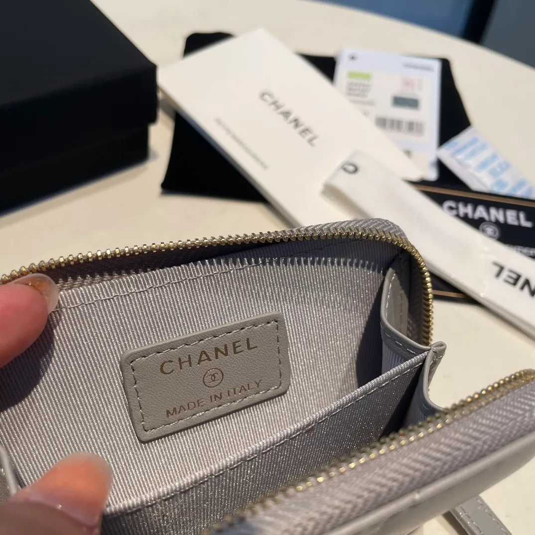 💰320😊Upgraded version💋🆕Ohanel new color🆕The latest zipper card holder with multiple card slots. The texture of goatskin is unparalleled. 😼The 19 series that is mainly recommended this season is a big rhombus with a strong retro style. I want to buy every color🧸 The logo is eye-catching and unique, the goatskin has a faint luster, and the temperament instantly ups and downs❣The fashionable style and style are also jointly created by Karl and Viard. The first series launched by the new artistic director will be a key recommendation of the brand from this year to next year, conveying the essence of the brand, with a full set of packaging 2701🍃size: 7.5*11cm
