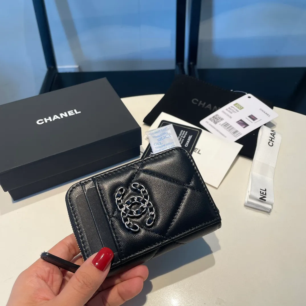 💰320😊Upgraded version💋🆕Ohanel new color🆕The latest zipper card holder with multiple card slots. The texture of goatskin is unparalleled. 😼The 19 series that is mainly recommended this season is a big rhombus with a strong retro style. I want to buy every color🧸 The logo is eye-catching and unique, the goatskin has a faint luster, and the temperament instantly ups and downs❣The fashionable style and style are also jointly created by Karl and Viard. The first series launched by the new artistic director will be a key recommendation of the brand from this year to next year, conveying the essence of the brand, with a full set of packaging 2701🍃size: 7.5*11cm