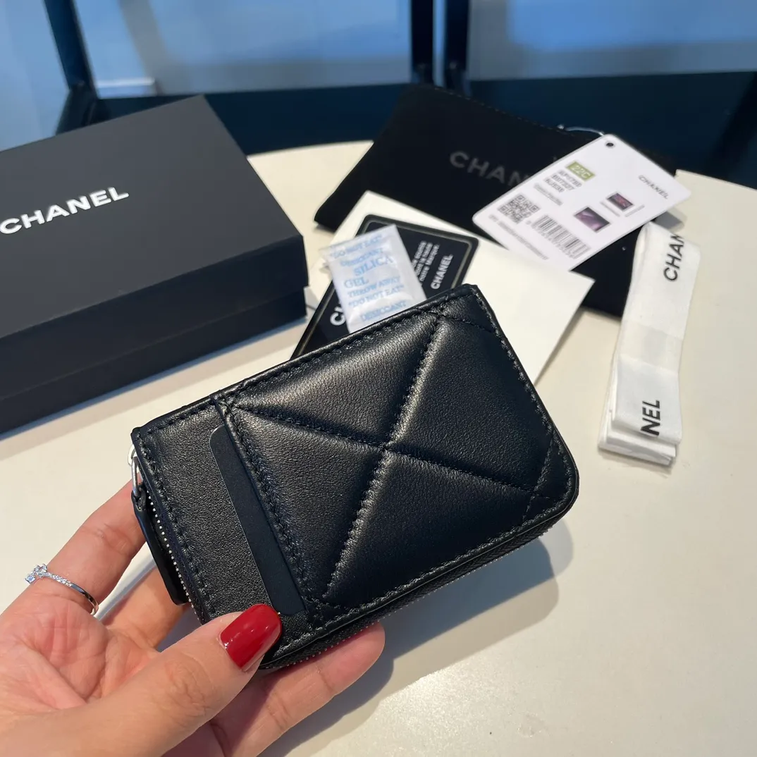 💰320😊Upgraded version💋🆕Ohanel new color🆕The latest zipper card holder with multiple card slots. The texture of goatskin is unparalleled. 😼The 19 series that is mainly recommended this season is a big rhombus with a strong retro style. I want to buy every color🧸 The logo is eye-catching and unique, the goatskin has a faint luster, and the temperament instantly ups and downs❣The fashionable style and style are also jointly created by Karl and Viard. The first series launched by the new artistic director will be a key recommendation of the brand from this year to next year, conveying the essence of the brand, with a full set of packaging 2701🍃size: 7.5*11cm