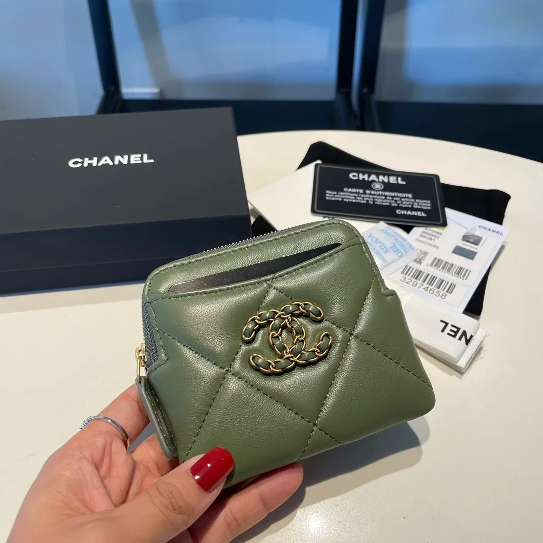 💰440😊Upgraded version💋🆕Ohanel new color🆕The latest zipper card holder coin purse with multiple card slots. The texture of goatskin is unparalleled. 😼The 19 series that is mainly recommended this season is a big rhombus with a strong retro style. Is there anyone who wants to buy every color?🧸 The logo is eye-catching and unique, the goatskin has a faint luster, and the temperament instantly ups and downs❣The fashionable style and style are also co-created by Karl and Viard. The first series launched by the new artistic director will be a key recommendation of the brand from this year to next year, conveying the essence of the brand, with a full set of packaging 2086🍃size: 12*9.5cm