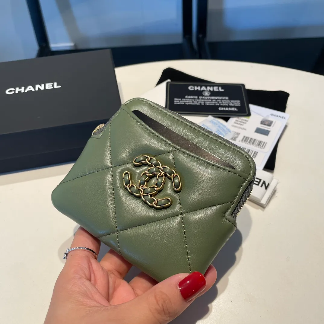 💰440😊Upgraded version💋🆕Ohanel new color🆕The latest zipper card holder coin purse with multiple card slots. The texture of goatskin is unparalleled. 😼The 19 series that is mainly recommended this season is a big rhombus with a strong retro style. Is there anyone who wants to buy every color?🧸 The logo is eye-catching and unique, the goatskin has a faint luster, and the temperament instantly ups and downs❣The fashionable style and style are also co-created by Karl and Viard. The first series launched by the new artistic director will be a key recommendation of the brand from this year to next year, conveying the essence of the brand, with a full set of packaging 2086🍃size: 12*9.5cm