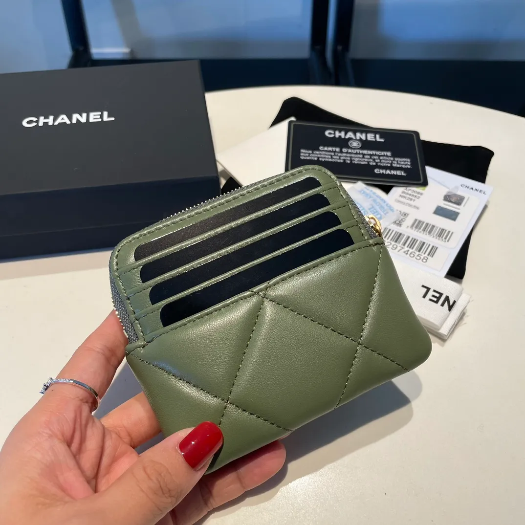 💰440😊Upgraded version💋🆕Ohanel new color🆕The latest zipper card holder coin purse with multiple card slots. The texture of goatskin is unparalleled. 😼The 19 series that is mainly recommended this season is a big rhombus with a strong retro style. Is there anyone who wants to buy every color?🧸 The logo is eye-catching and unique, the goatskin has a faint luster, and the temperament instantly ups and downs❣The fashionable style and style are also co-created by Karl and Viard. The first series launched by the new artistic director will be a key recommendation of the brand from this year to next year, conveying the essence of the brand, with a full set of packaging 2086🍃size: 12*9.5cm