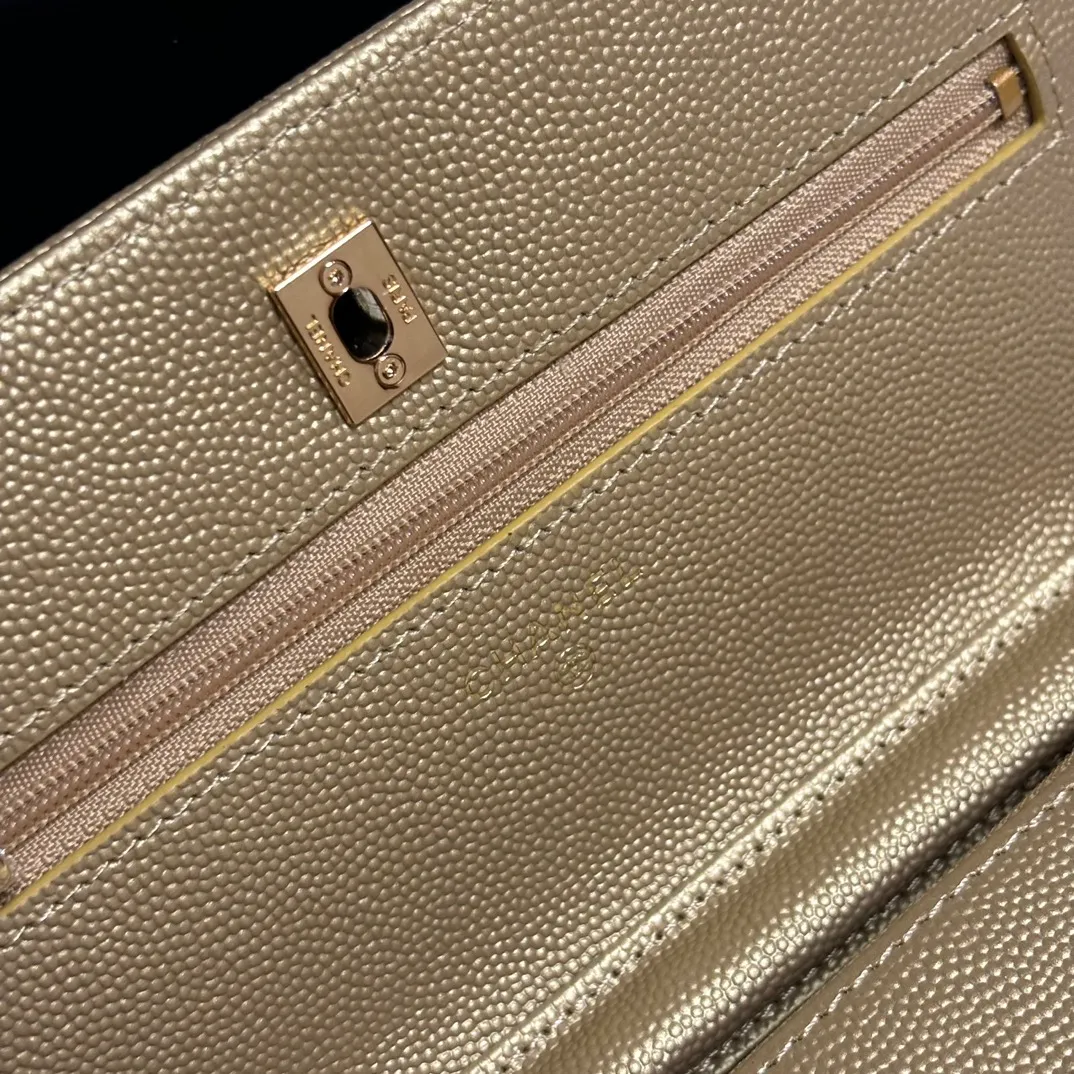 💰700 New product WOC🍃🍃Double C button style, 4241 new design is more solid. You no longer have to worry about things opening with too many buttons, and it still maintains the classic look. AP8482 size: 12×19.5×3.5cm