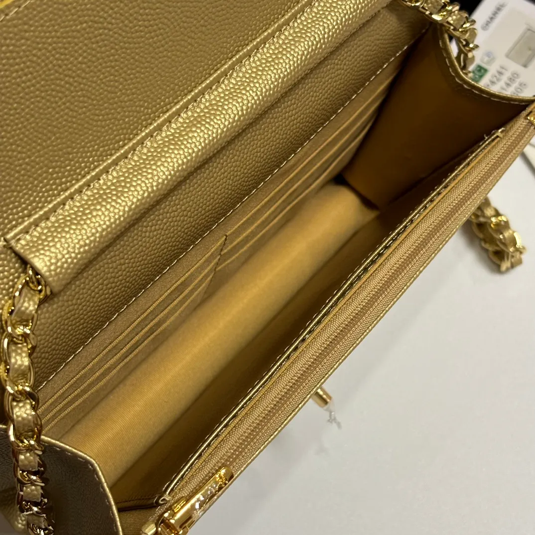 💰700 New product WOC🍃🍃Double C button style, 4241 new design is more solid. You no longer have to worry about things opening with too many buttons, and it still maintains the classic look. AP8482 size: 12×19.5×3.5cm