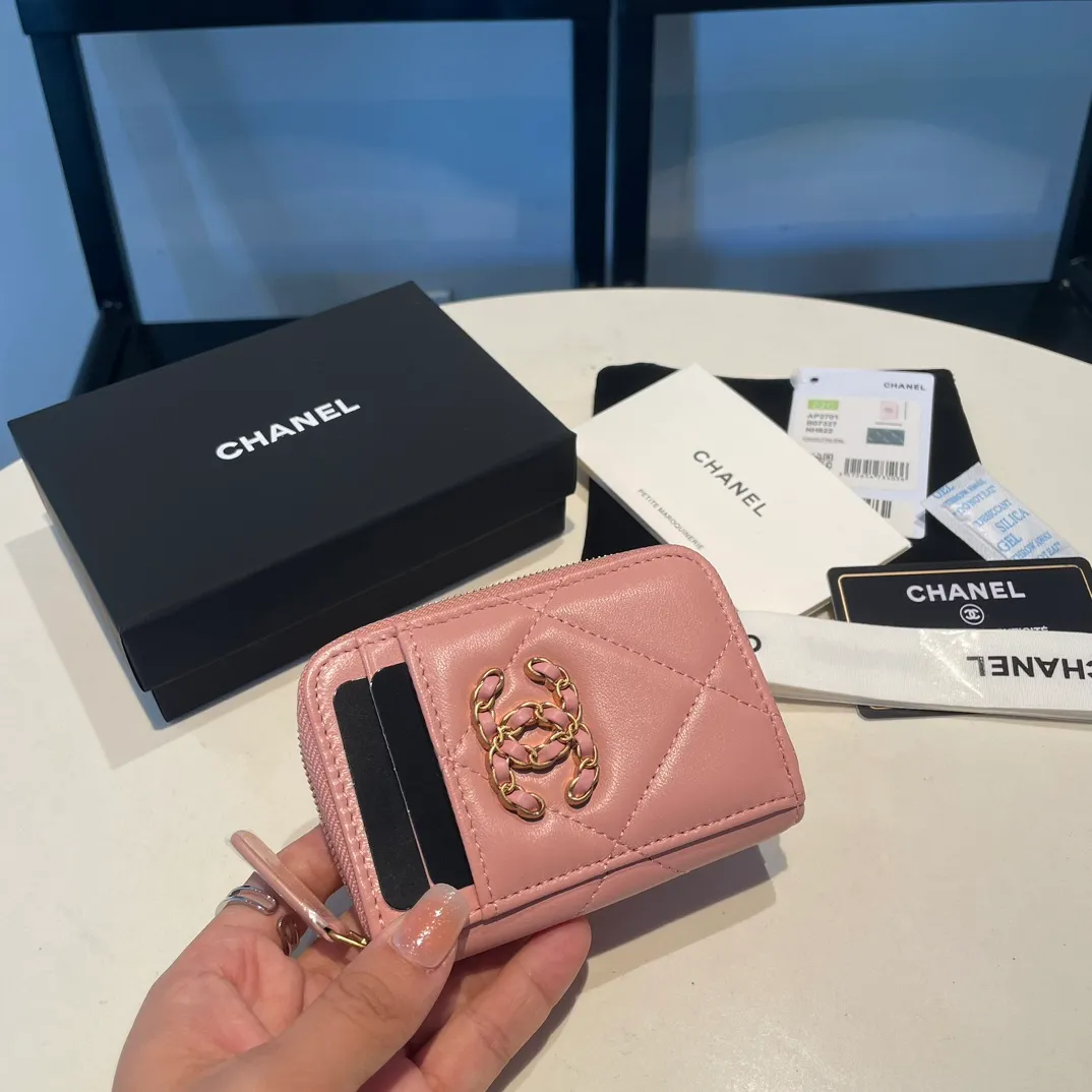 💰320😊Upgraded version💋🆕Ohanel new color🆕The latest zipper card holder with multiple card slots. The texture of goatskin is unparalleled. 😼The 19 series that is mainly recommended this season is a big rhombus with a strong retro style. I want to buy every color🧸 The logo is eye-catching and unique, the goatskin has a faint luster, and the temperament instantly ups and downs❣The fashionable style and style are also jointly created by Karl and Viard. The first series launched by the new artistic director will be a key recommendation of the brand from this year to next year, conveying the essence of the brand, with a full set of packaging 2701🍃size: 7.5*11cm