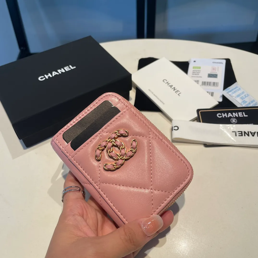 💰320😊Upgraded version💋🆕Ohanel new color🆕The latest zipper card holder with multiple card slots. The texture of goatskin is unparalleled. 😼The 19 series that is mainly recommended this season is a big rhombus with a strong retro style. I want to buy every color🧸 The logo is eye-catching and unique, the goatskin has a faint luster, and the temperament instantly ups and downs❣The fashionable style and style are also jointly created by Karl and Viard. The first series launched by the new artistic director will be a key recommendation of the brand from this year to next year, conveying the essence of the brand, with a full set of packaging 2701🍃size: 7.5*11cm