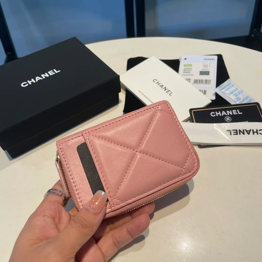 💰320😊Upgraded version💋🆕Ohanel new color🆕The latest zipper card holder with multiple card slots. The texture of goatskin is unparalleled. 😼The 19 series that is mainly recommended this season is a big rhombus with a strong retro style. I want to buy every color🧸 The logo is eye-catching and unique, the goatskin has a faint luster, and the temperament instantly ups and downs❣The fashionable style and style are also jointly created by Karl and Viard. The first series launched by the new artistic director will be a key recommendation of the brand from this year to next year, conveying the essence of the brand, with a full set of packaging 2701🍃size: 7.5*11cm