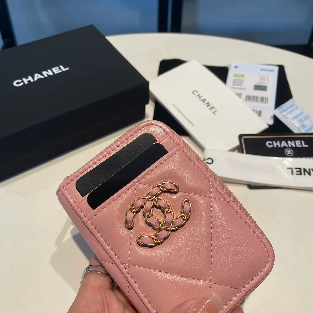 💰320😊Upgraded version💋🆕Ohanel new color🆕The latest zipper card holder with multiple card slots. The texture of goatskin is unparalleled. 😼The 19 series that is mainly recommended this season is a big rhombus with a strong retro style. I want to buy every color🧸 The logo is eye-catching and unique, the goatskin has a faint luster, and the temperament instantly ups and downs❣The fashionable style and style are also jointly created by Karl and Viard. The first series launched by the new artistic director will be a key recommendation of the brand from this year to next year, conveying the essence of the brand, with a full set of packaging 2701🍃size: 7.5*11cm