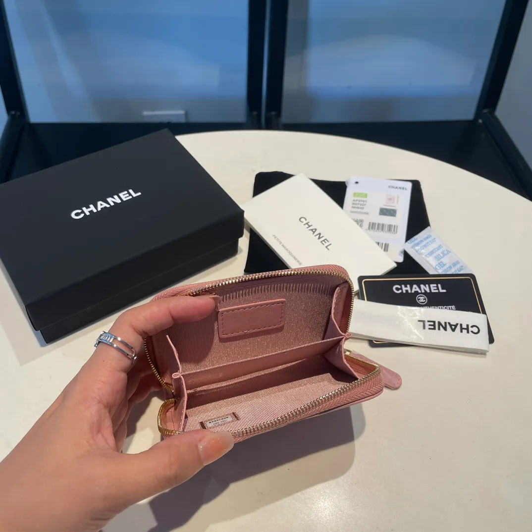 💰320😊Upgraded version💋🆕Ohanel new color🆕The latest zipper card holder with multiple card slots. The texture of goatskin is unparalleled. 😼The 19 series that is mainly recommended this season is a big rhombus with a strong retro style. I want to buy every color🧸 The logo is eye-catching and unique, the goatskin has a faint luster, and the temperament instantly ups and downs❣The fashionable style and style are also jointly created by Karl and Viard. The first series launched by the new artistic director will be a key recommendation of the brand from this year to next year, conveying the essence of the brand, with a full set of packaging 2701🍃size: 7.5*11cm