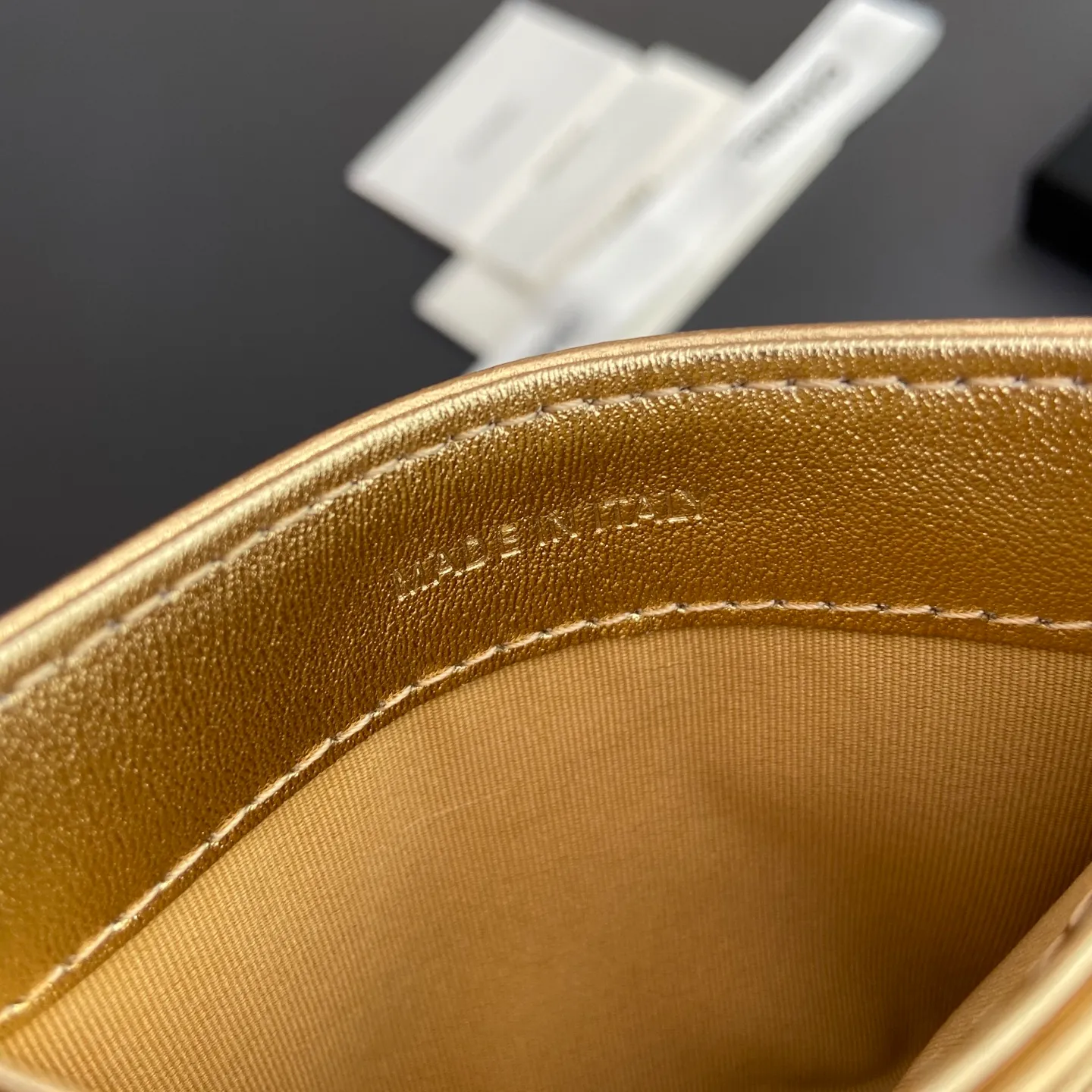 Xiaoxiang imported Italian leather Item number: A 4472 Price: 240 Size: w11×h10cm Color: Golden sheepskin Golden steel mark