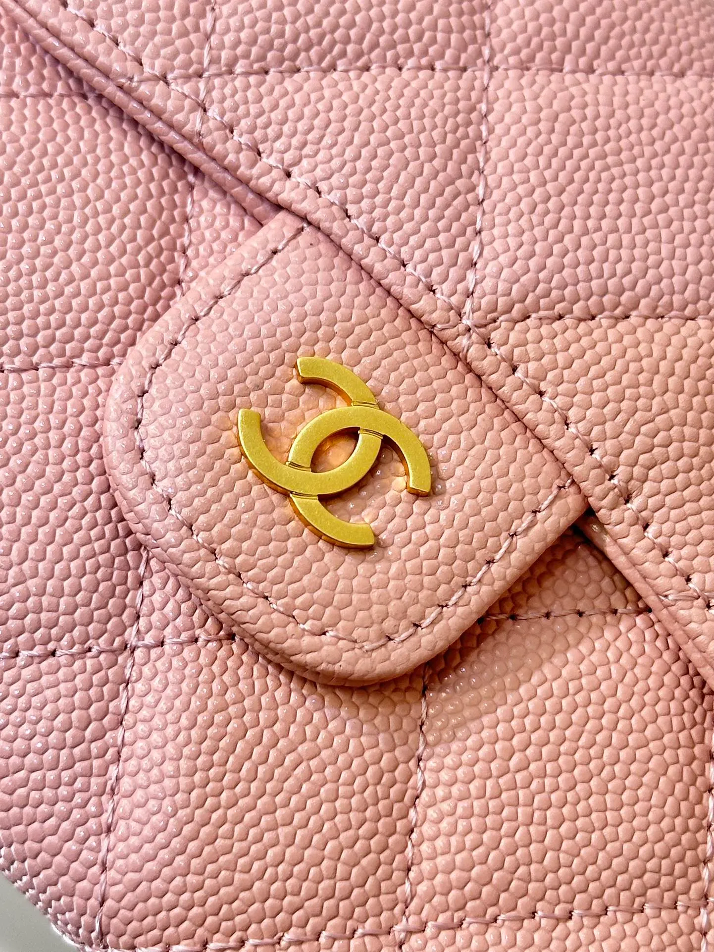 82288 Double C hardware logo, all made of five layers of pure manual electroplating process, you can take a closer look at the luster! Buy it back and let it shine under the sun, bringing its own light...