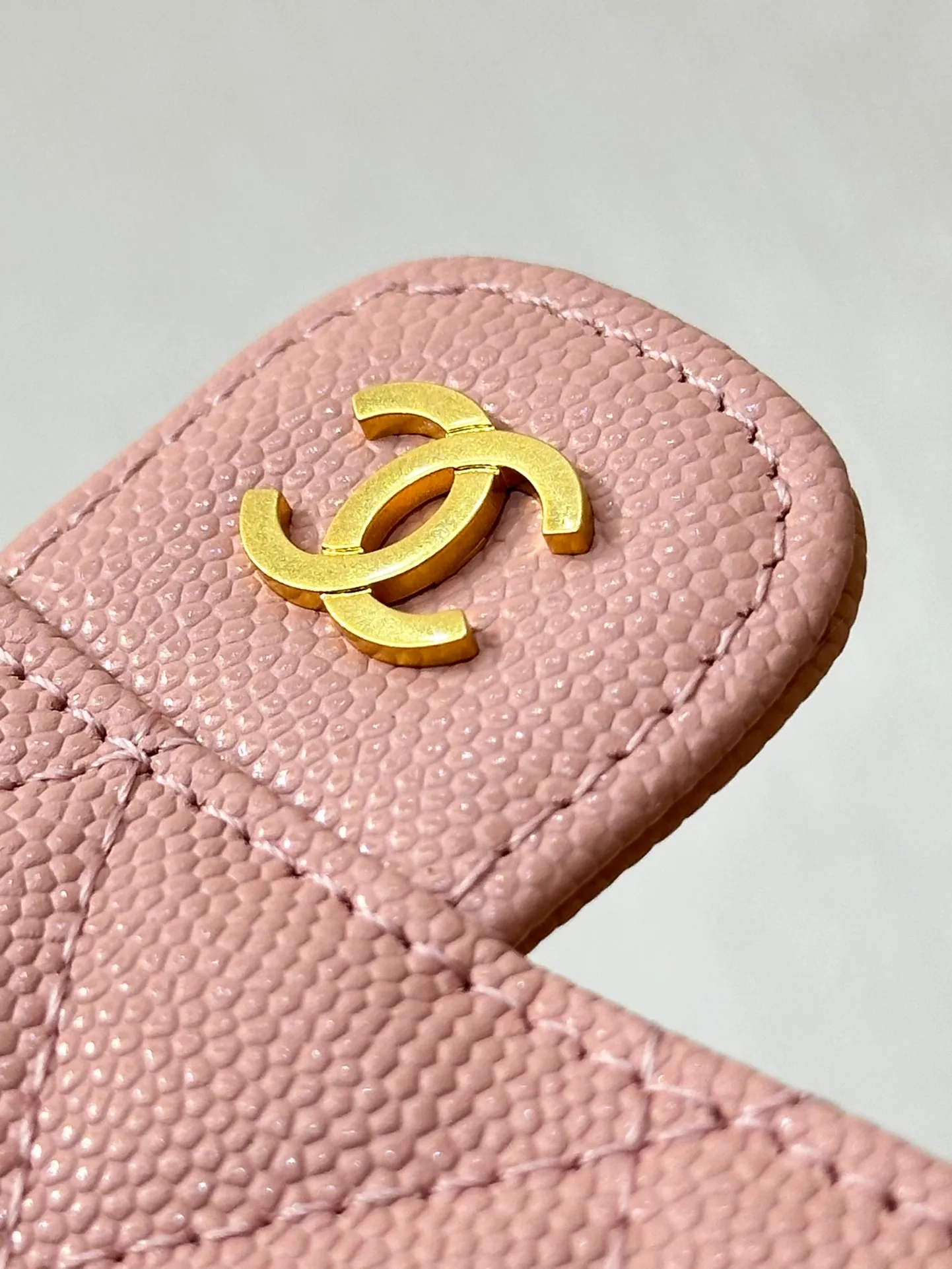 82288 Double C hardware logo, all made of five layers of pure manual electroplating process, you can take a closer look at the luster! Buy it back and let it shine under the sun, bringing its own light...