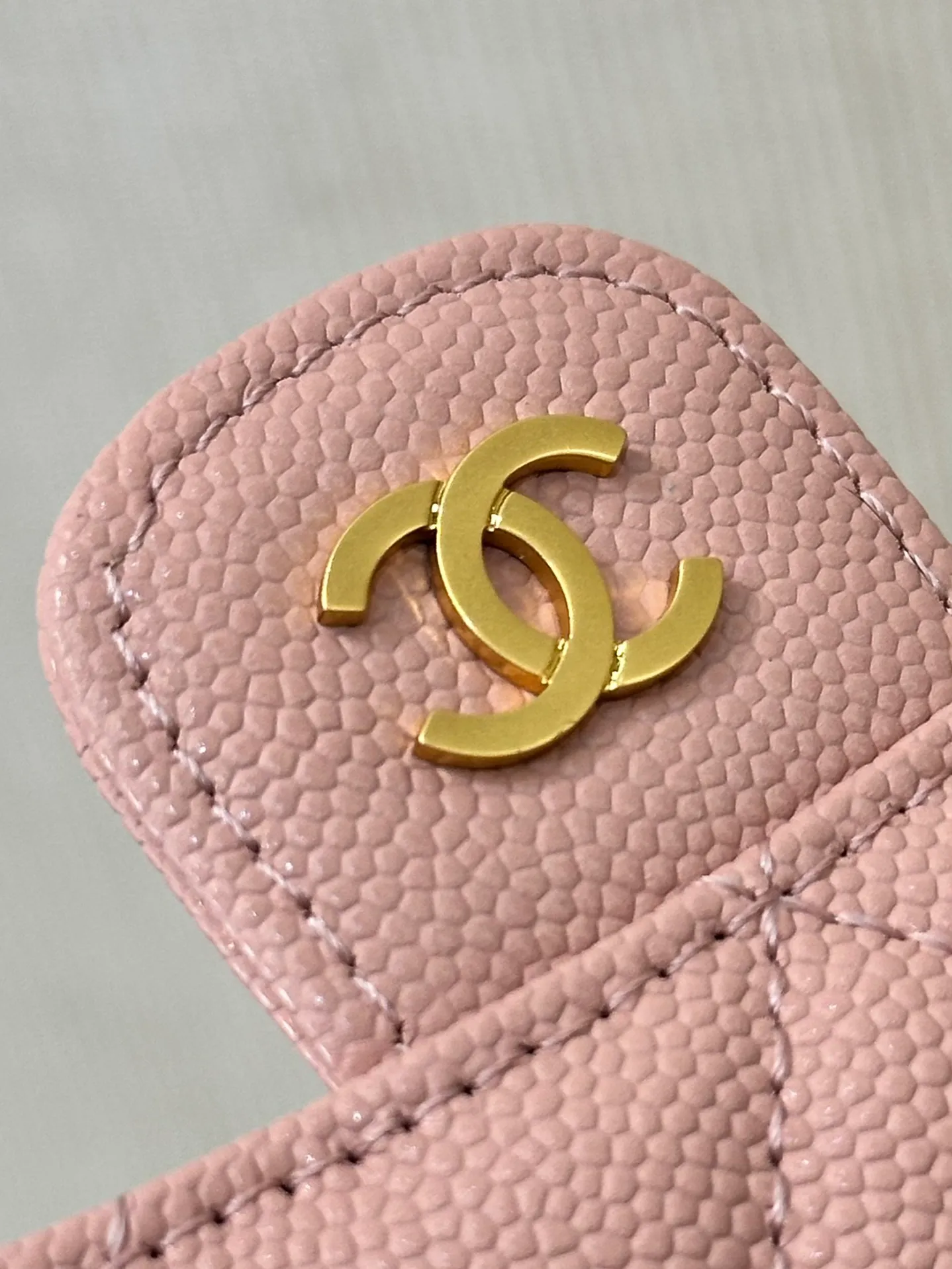82288 Double C hardware logo, all made of five layers of pure manual electroplating process, you can take a closer look at the luster! Buy it back and let it shine under the sun, bringing its own light...