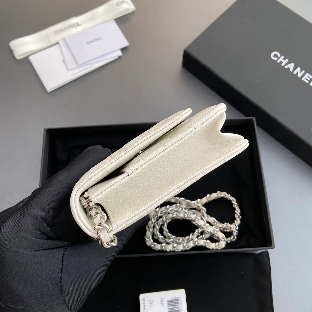 Xiaoxiang imported Italian grained calfskin Item No.: A0250 💰: 640 Size: w20×h13×d3.5cm Color: White fine ball pattern silver steel mark
