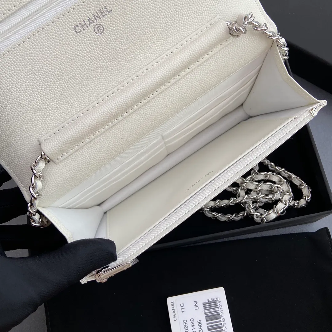 Xiaoxiang imported Italian grained calfskin Item No.: A0250 💰: 640 Size: w20×h13×d3.5cm Color: White fine ball pattern silver steel mark
