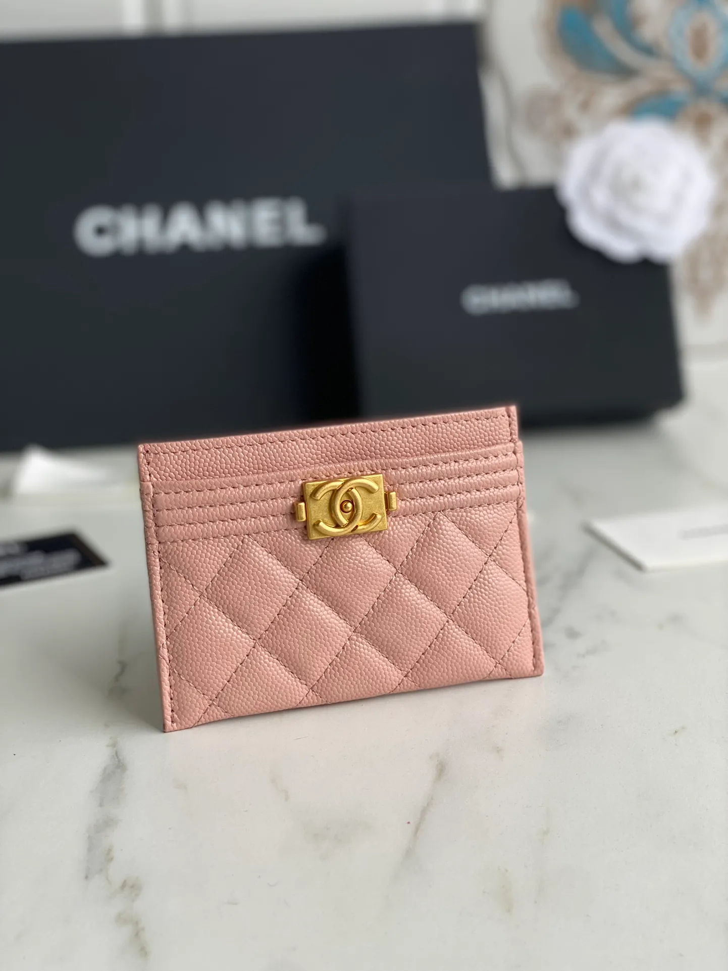 220💰[Original quality][With serial code] CHANEL’s new leboy card holder has arrived! The imported rhombus pattern is very attractive! The retro gilt buckle has an old-fashioned feel and is very fashionable and retro❤️This small card holder is very cost-effective and you can also put some change in the three card slots👍Model number: 84431 Size: 11×7.5×1cm