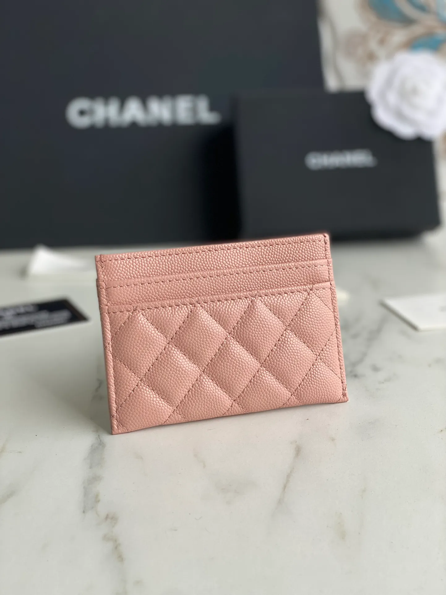 220💰[Original quality][With serial code] CHANEL’s new leboy card holder has arrived! The imported rhombus pattern is very attractive! The retro gilt buckle has an old-fashioned feel and is very fashionable and retro❤️This small card holder is very cost-effective and you can also put some change in the three card slots👍Model number: 84431 Size: 11×7.5×1cm