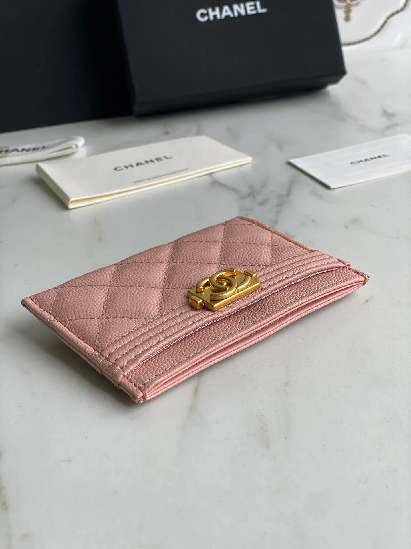 220💰[Original quality][With serial code] CHANEL’s new leboy card holder has arrived! The imported rhombus pattern is very attractive! The retro gilt buckle has an old-fashioned feel and is very fashionable and retro❤️This small card holder is very cost-effective and you can also put some change in the three card slots👍Model number: 84431 Size: 11×7.5×1cm
