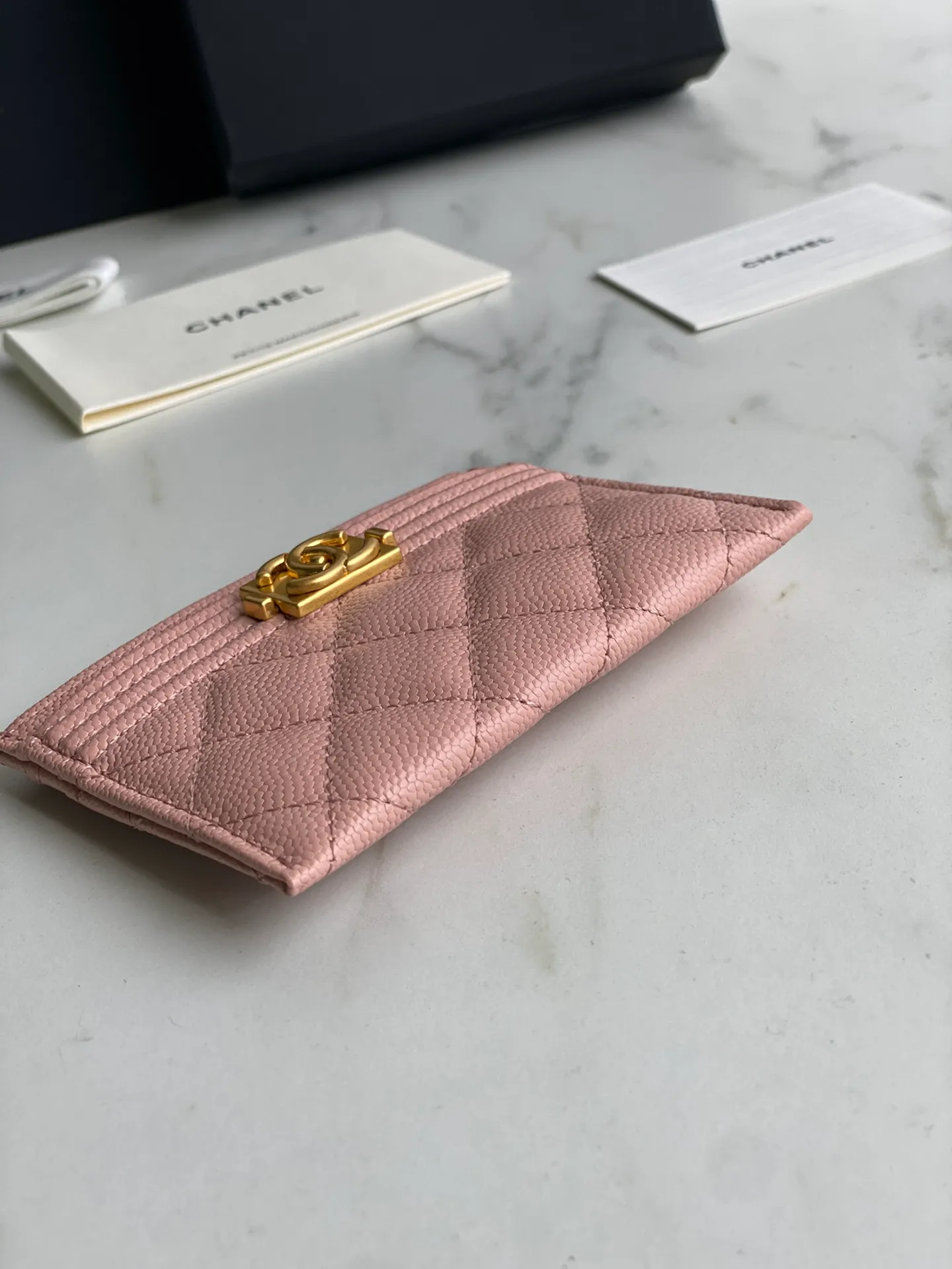220💰[Original quality][With serial code] CHANEL’s new leboy card holder has arrived! The imported rhombus pattern is very attractive! The retro gilt buckle has an old-fashioned feel and is very fashionable and retro❤️This small card holder is very cost-effective and you can also put some change in the three card slots👍Model number: 84431 Size: 11×7.5×1cm