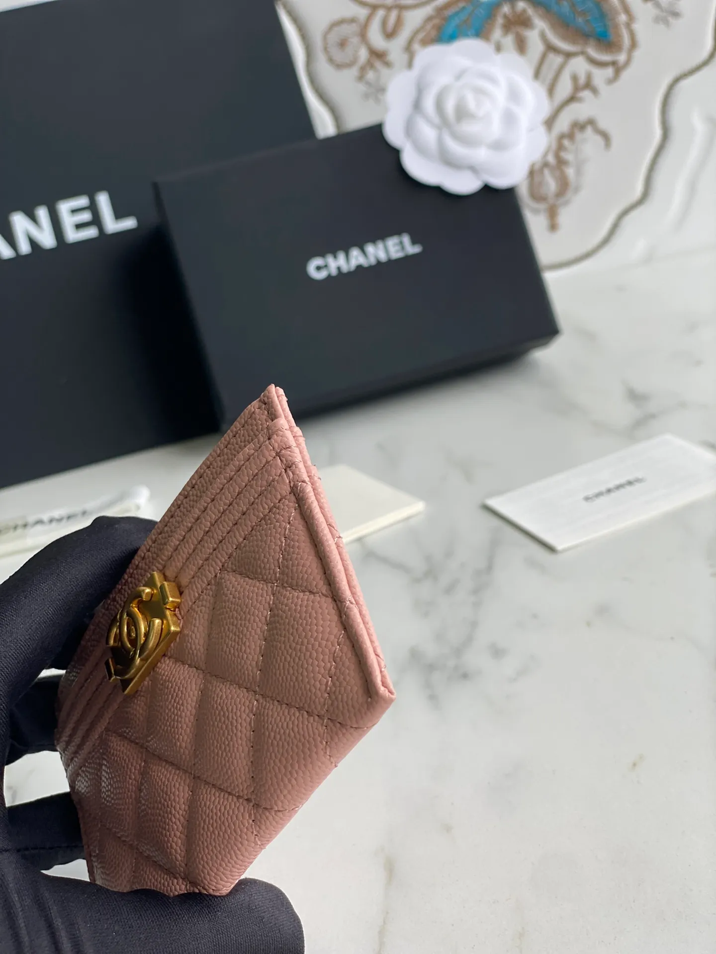 220💰[Original quality][With serial code] CHANEL’s new leboy card holder has arrived! The imported rhombus pattern is very attractive! The retro gilt buckle has an old-fashioned feel and is very fashionable and retro❤️This small card holder is very cost-effective and you can also put some change in the three card slots👍Model number: 84431 Size: 11×7.5×1cm