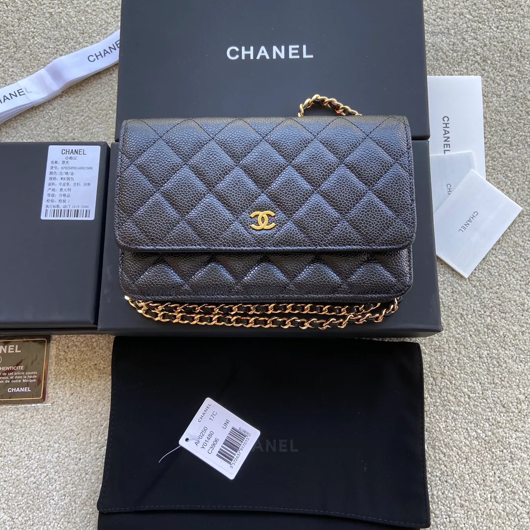 Xiaoxiang imported Italian grained calfskin Item number: A0250 💰: 640 Size: w20×h13×d3.5cm Color: black patterned gold steel mark