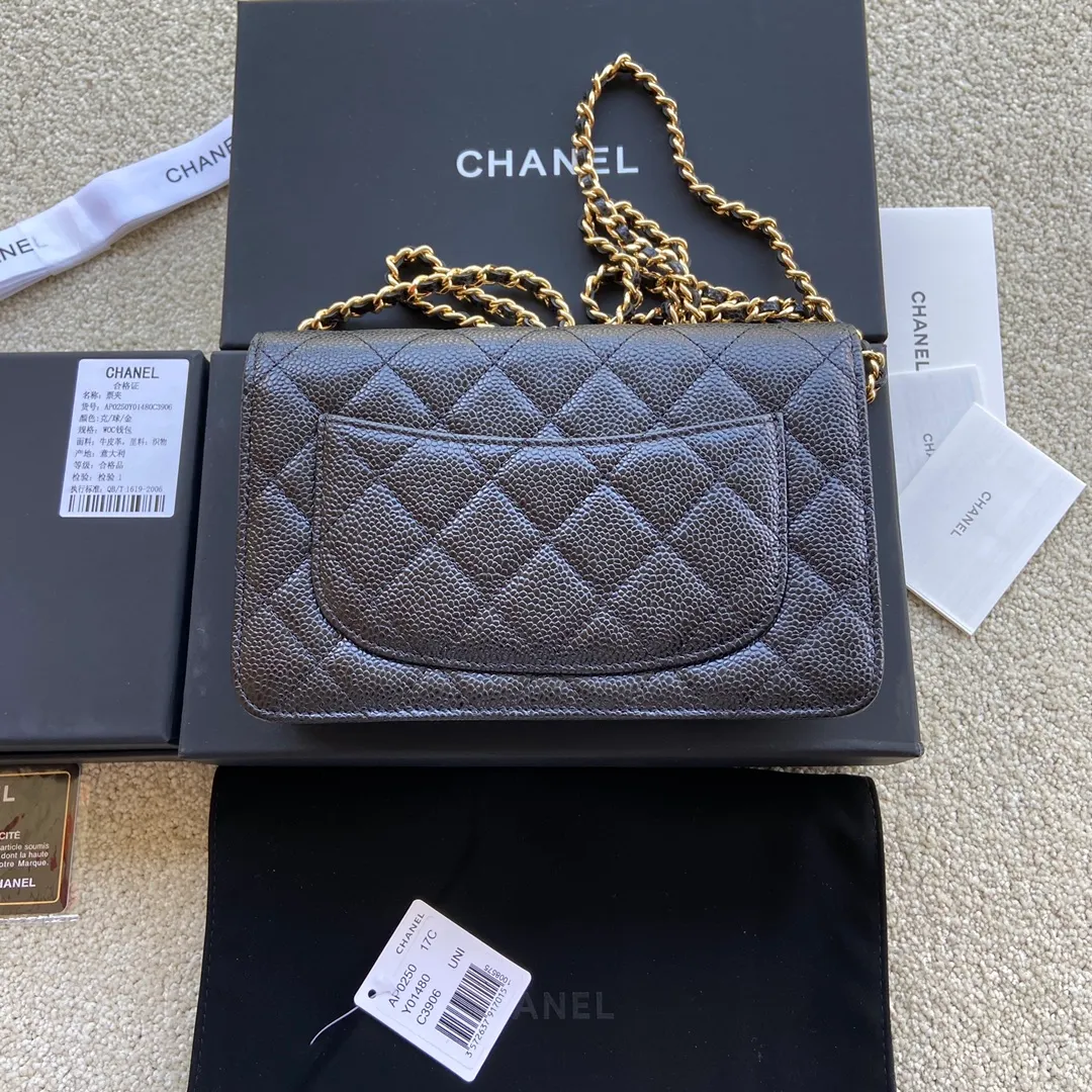 Xiaoxiang imported Italian grained calfskin Item number: A0250 💰: 640 Size: w20×h13×d3.5cm Color: black patterned gold steel mark