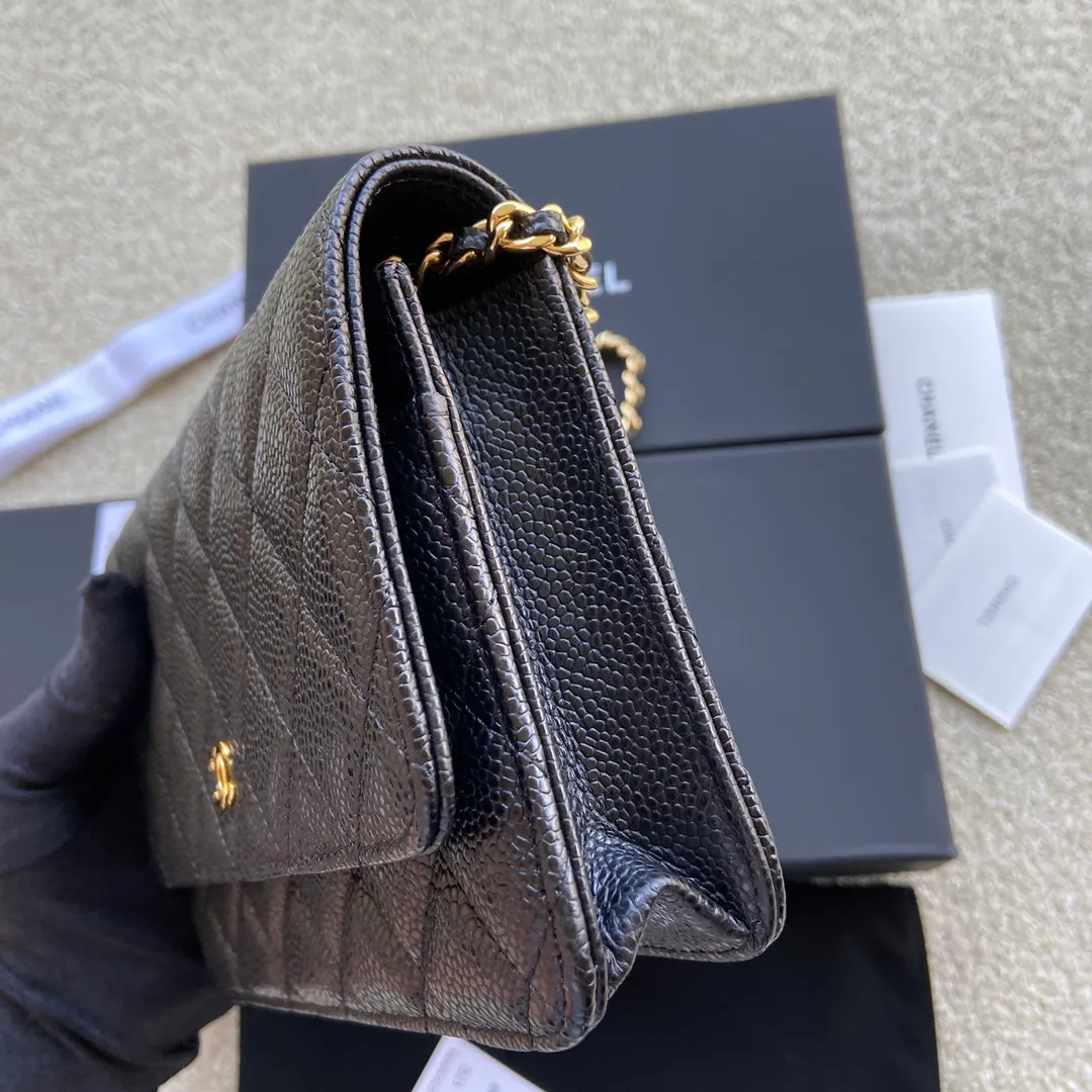 Xiaoxiang imported Italian grained calfskin Item number: A0250 💰: 640 Size: w20×h13×d3.5cm Color: black patterned gold steel mark