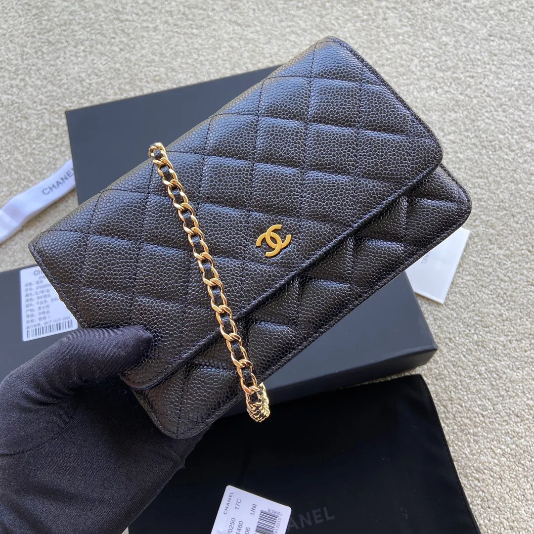 Xiaoxiang imported Italian grained calfskin Item number: A0250 💰: 640 Size: w20×h13×d3.5cm Color: black patterned gold steel mark