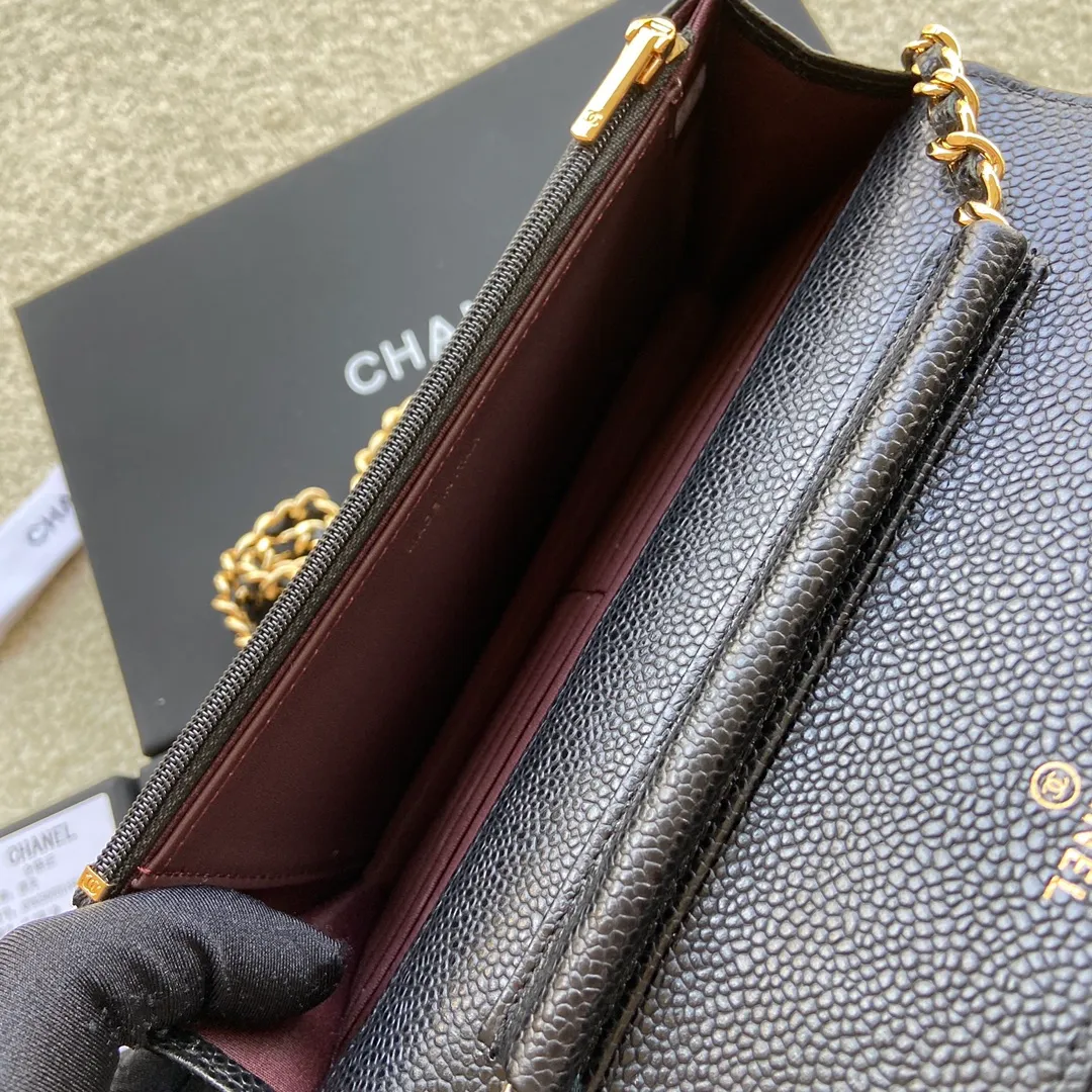 Xiaoxiang imported Italian grained calfskin Item number: A0250 💰: 640 Size: w20×h13×d3.5cm Color: black patterned gold steel mark