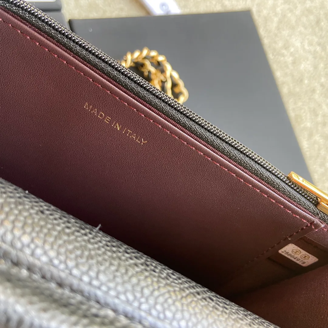 Xiaoxiang imported Italian grained calfskin Item number: A0250 💰: 640 Size: w20×h13×d3.5cm Color: black patterned gold steel mark