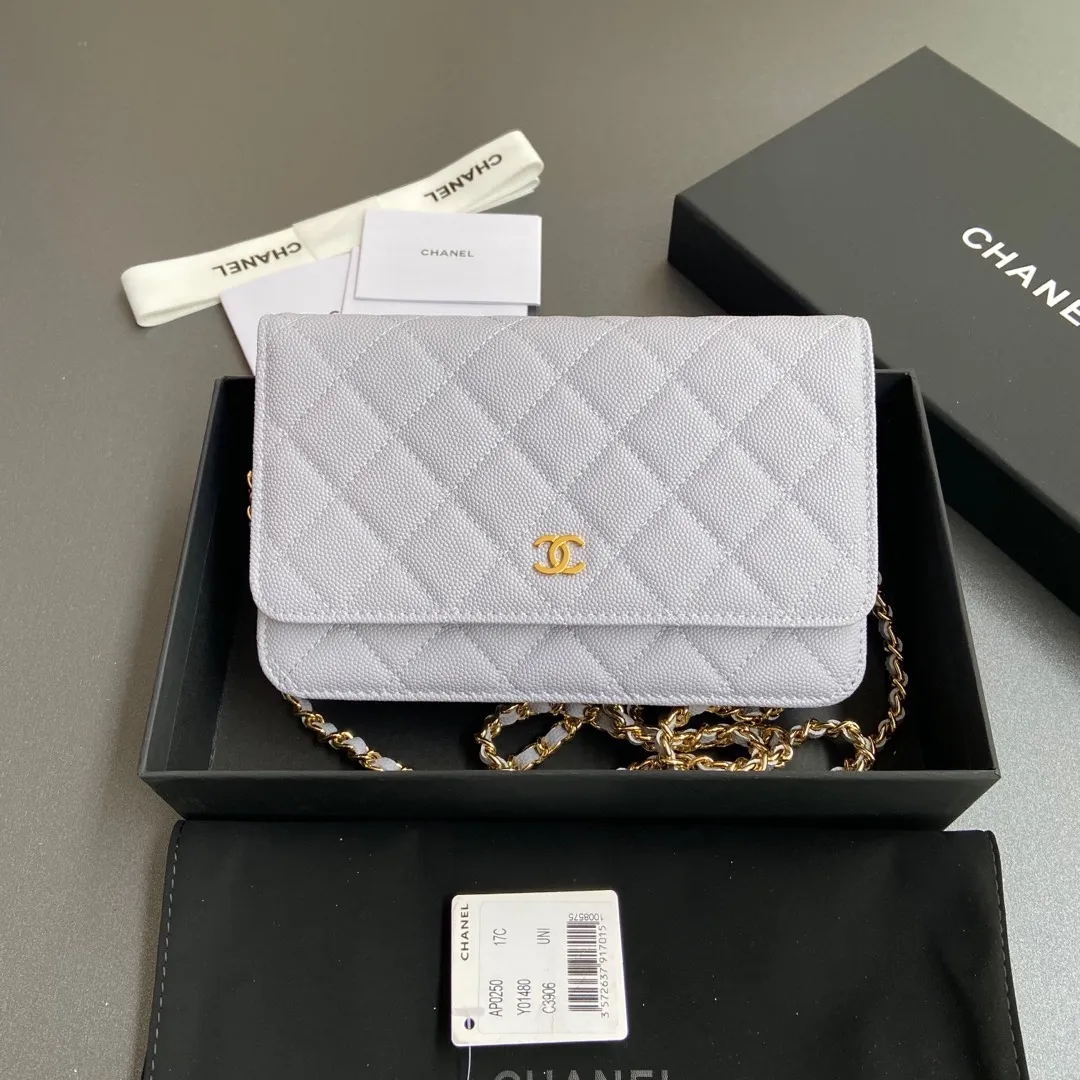 Xiaoxiang imported Italian grained calfskin Item No.: A0250 Price: 640 Size: w20×h13×d3.5cm Color: Light purple fine ball pattern gold steel mark