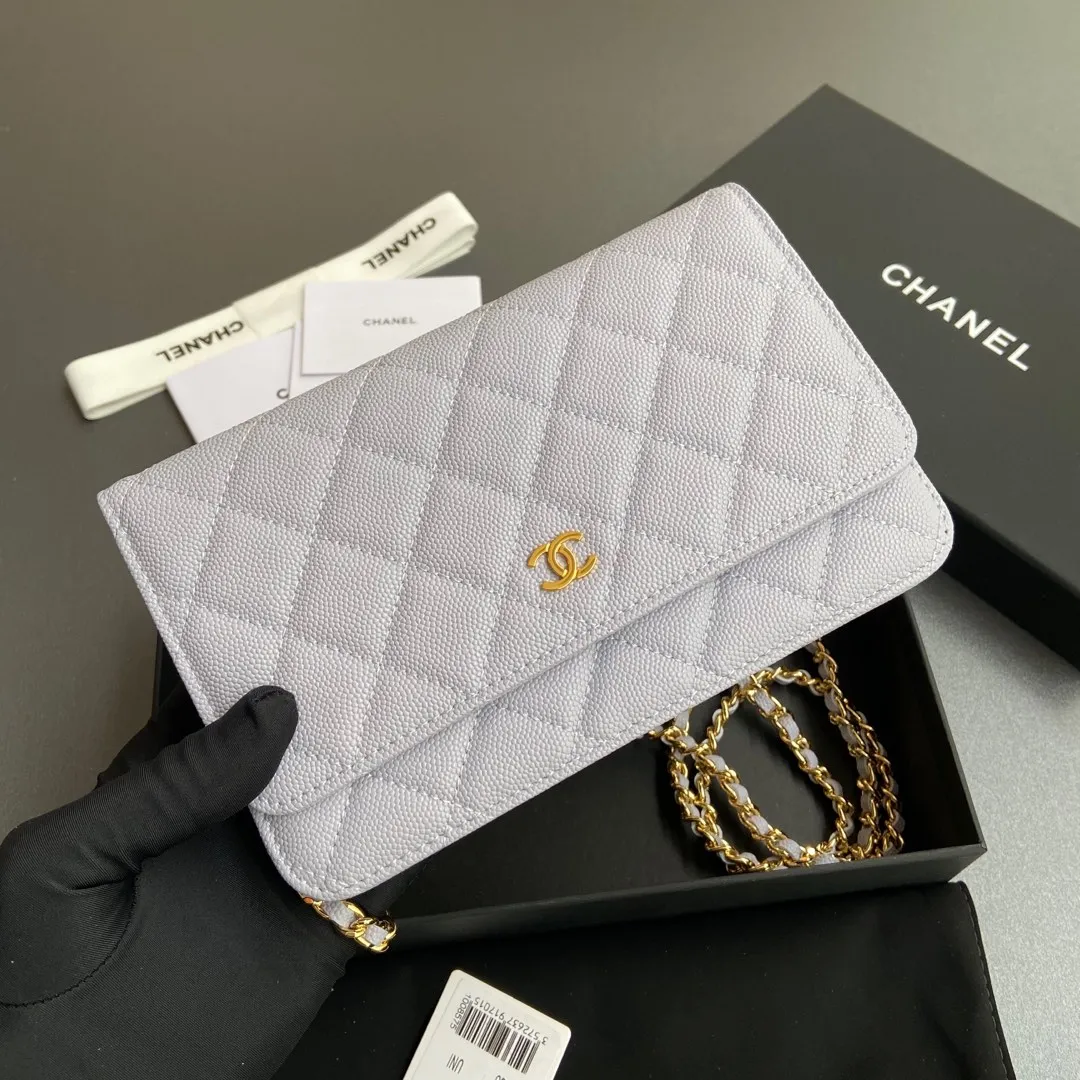 Xiaoxiang imported Italian grained calfskin Item No.: A0250 Price: 640 Size: w20×h13×d3.5cm Color: Light purple fine ball pattern gold steel mark