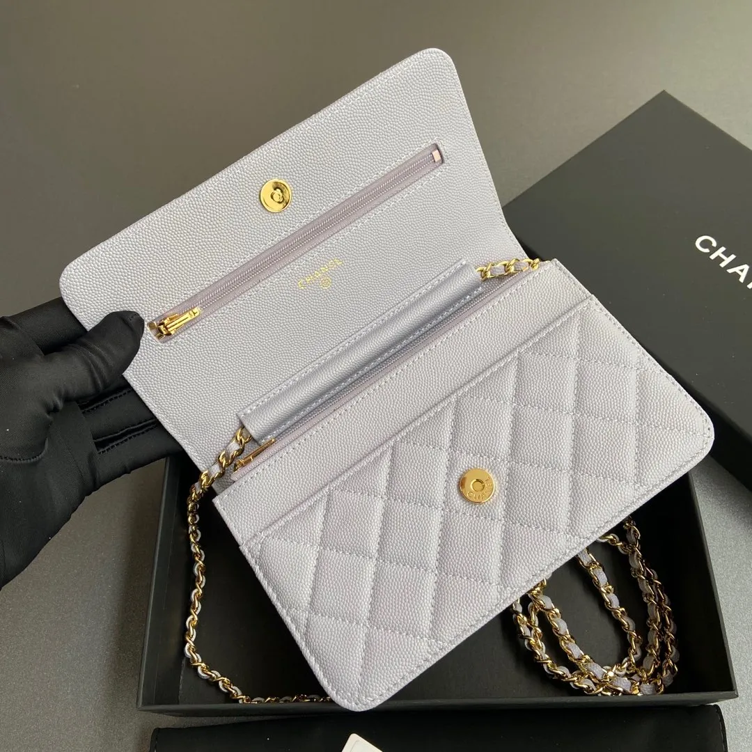 Xiaoxiang imported Italian grained calfskin Item No.: A0250 Price: 640 Size: w20×h13×d3.5cm Color: Light purple fine ball pattern gold steel mark