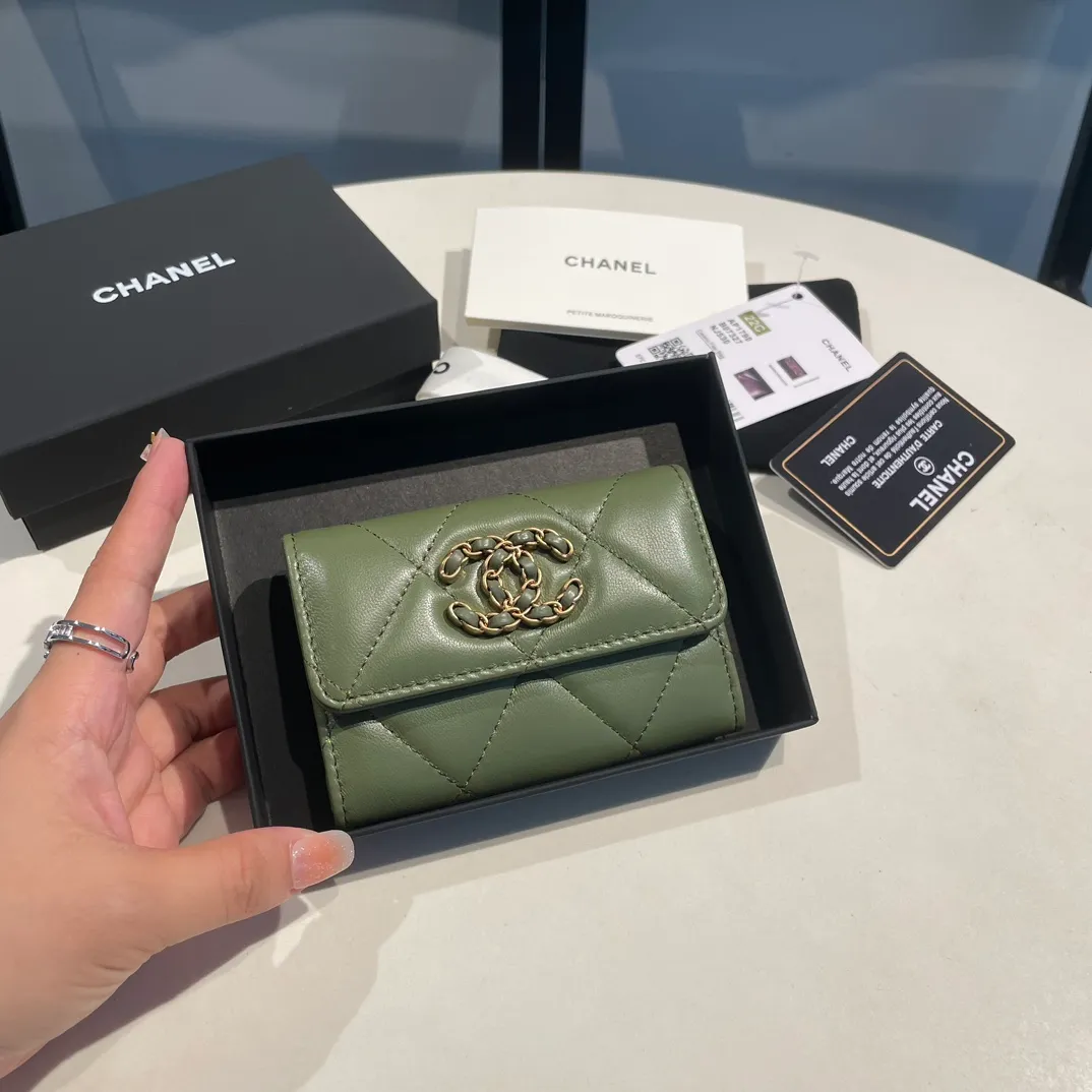 💰300😊Upgraded version💋🆕Ohanel new color🆕The latest hijab card holder, the texture of goatskin is invincible 😼The 19 series that is mainly promoted this season is the big rhombus, with a strong retro style👝Is there anyone who wants to buy each color🧸 The logo is eye-catching and unique, the goatskin has a faint luster, and the temperament instantly ups and downs❣The fashionable style and style are also co-created by Karl and Viard. The first series launched by the new artistic director will be a key recommendation of the brand from this year to next year, conveying the essence of the brand, with a full set of packaging 1790🍃size: 8.5*11cm