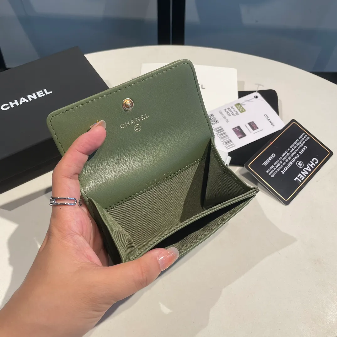 💰300😊Upgraded version💋🆕Ohanel new color🆕The latest hijab card holder, the texture of goatskin is invincible 😼The 19 series that is mainly promoted this season is the big rhombus, with a strong retro style👝Is there anyone who wants to buy each color🧸 The logo is eye-catching and unique, the goatskin has a faint luster, and the temperament instantly ups and downs❣The fashionable style and style are also co-created by Karl and Viard. The first series launched by the new artistic director will be a key recommendation of the brand from this year to next year, conveying the essence of the brand, with a full set of packaging 1790🍃size: 8.5*11cm