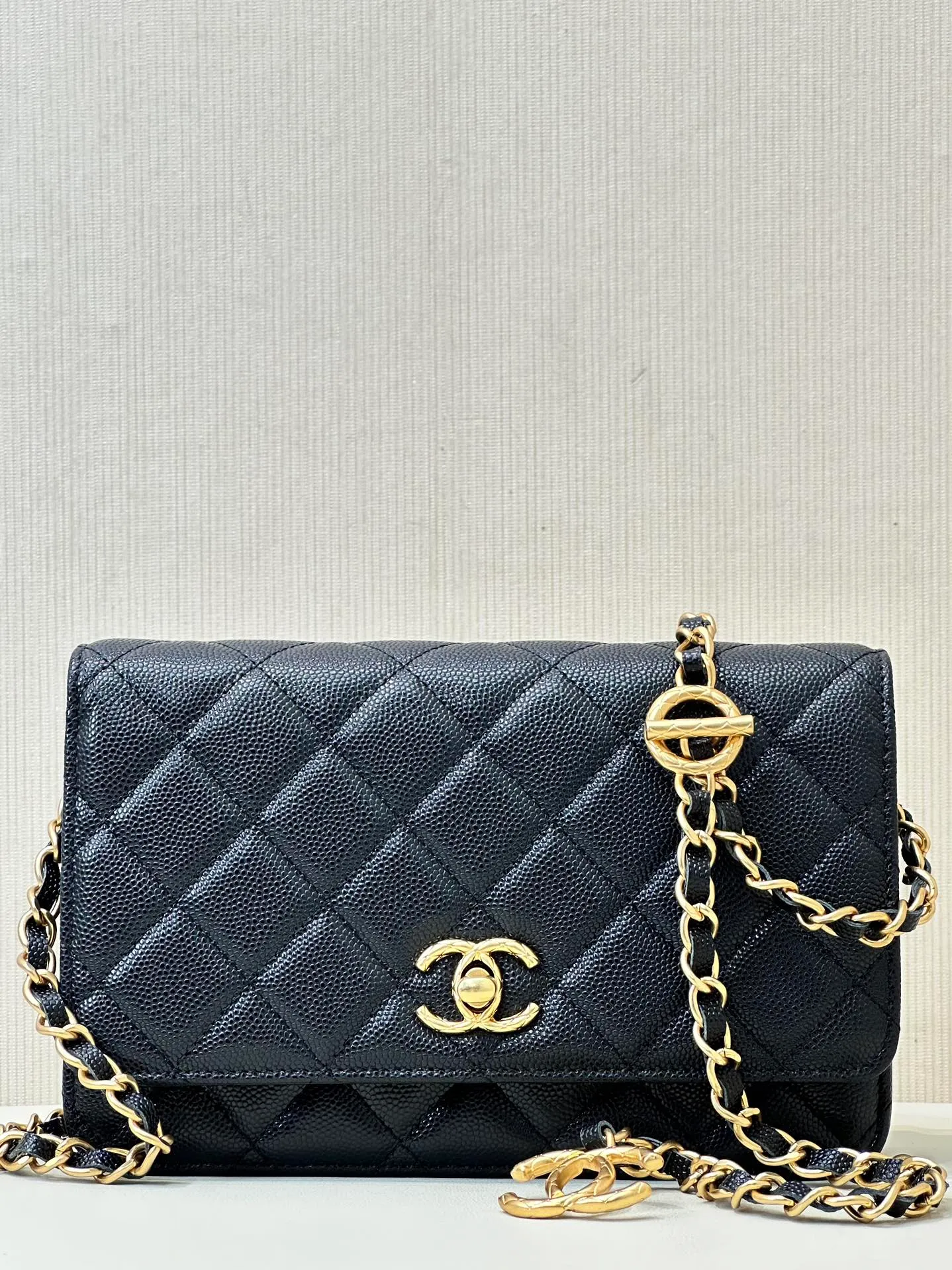96020 Simple details and timeless fashion /chane*23bwoc There is no bag that is more cost-effective and easier to carry. It is the first choice - yes! Simple and classic design, wear-resistant and durable. Everyone knows that our Xiaoxiang is original from Europe, not from the market. The leather supplier of Xiangnai is our old partner. The original HAAS calfskin has the texture, fineness, gloss and graininess of the original leather! The original factory is rare and has first-grade good leather. The hardware is the most labor-intensive thing. It takes a long time and the output is small. This is all because the hardware is really difficult to get and wait. Xiaoxiang's hardware is really not something that can be done by just any factory. The electroplating, color, and body are all very particular. This Woc is double-C hardware. The original factory has data, so it is not something that can be copied casually‼ ️ Size: 19/12/4cm