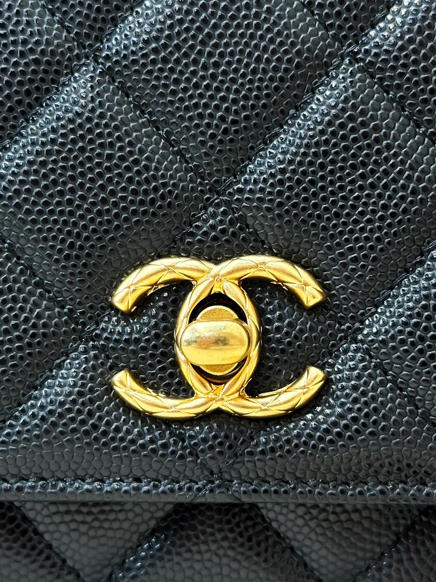 96020 Simple details and timeless fashion /chane*23bwoc There is no bag that is more cost-effective and easier to carry. It is the first choice - yes! Simple and classic design, wear-resistant and durable. Everyone knows that our Xiaoxiang is original from Europe, not from the market. The leather supplier of Xiangnai is our old partner. The original HAAS calfskin has the texture, fineness, gloss and graininess of the original leather! The original factory is rare and has first-grade good leather. The hardware is the most labor-intensive thing. It takes a long time and the output is small. This is all because the hardware is really difficult to get and wait. Xiaoxiang's hardware is really not something that can be done by just any factory. The electroplating, color, and body are all very particular. This Woc is double-C hardware. The original factory has data, so it is not something that can be copied casually‼ ️ Size: 19/12/4cm