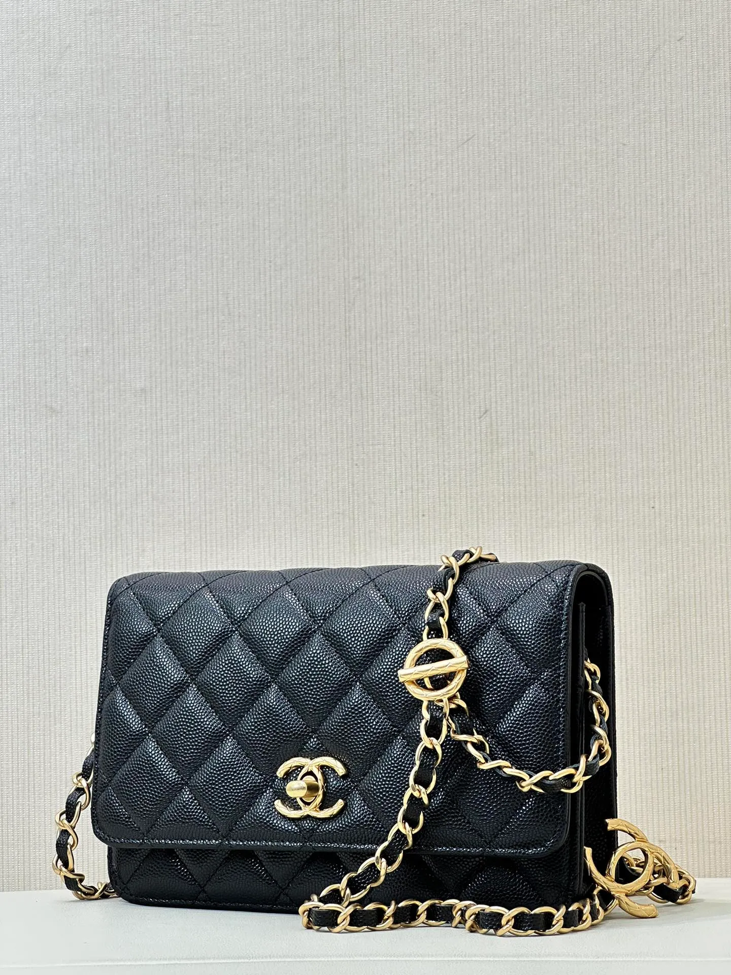96020 Simple details and timeless fashion /chane*23bwoc There is no bag that is more cost-effective and easier to carry. It is the first choice - yes! Simple and classic design, wear-resistant and durable. Everyone knows that our Xiaoxiang is original from Europe, not from the market. The leather supplier of Xiangnai is our old partner. The original HAAS calfskin has the texture, fineness, gloss and graininess of the original leather! The original factory is rare and has first-grade good leather. The hardware is the most labor-intensive thing. It takes a long time and the output is small. This is all because the hardware is really difficult to get and wait. Xiaoxiang's hardware is really not something that can be done by just any factory. The electroplating, color, and body are all very particular. This Woc is double-C hardware. The original factory has data, so it is not something that can be copied casually‼ ️ Size: 19/12/4cm