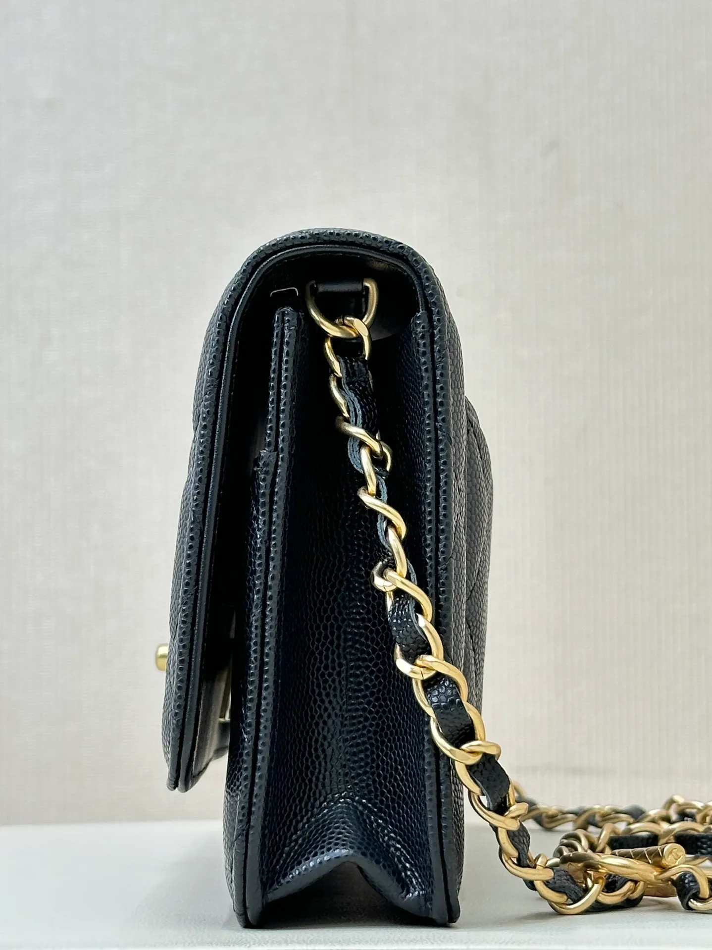 96020 Simple details and timeless fashion /chane*23bwoc There is no bag that is more cost-effective and easier to carry. It is the first choice - yes! Simple and classic design, wear-resistant and durable. Everyone knows that our Xiaoxiang is original from Europe, not from the market. The leather supplier of Xiangnai is our old partner. The original HAAS calfskin has the texture, fineness, gloss and graininess of the original leather! The original factory is rare and has first-grade good leather. The hardware is the most labor-intensive thing. It takes a long time and the output is small. This is all because the hardware is really difficult to get and wait. Xiaoxiang's hardware is really not something that can be done by just any factory. The electroplating, color, and body are all very particular. This Woc is double-C hardware. The original factory has data, so it is not something that can be copied casually‼ ️ Size: 19/12/4cm
