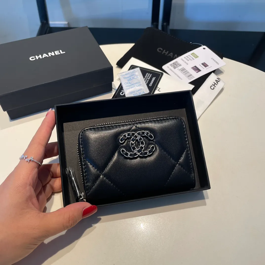 💰300😊 Upgraded version💋🆕 Ohanel new color🆕The latest zipper card holder, the texture of goatskin is invincible 😼The 19 series mainly promoted this season is the big rhombus, with a strong retro style👝Is there anyone who wants to buy each color🧸 The logo is eye-catching and unique, the goatskin has a light luster, and the temperament instantly ups and downs❣The fashionable style and style are also jointly created by Karl and Viard. The first series launched by the new artistic director will be a key recommendation of the brand from this year to next year, conveying the essence of the brand, with a full set of packaging 0945🍃size: 11.5*8cm